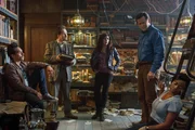 V.l.: Pablo (Ray Santiago), Lionel Hawkins (Kelson Henderson), Kelly (Dana Delorenzo), Ash Williams (Bruce Campbell), Amanda (Jill Marie Jones)