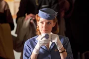 Kelli Garner (Kate Cameron).