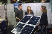 Leonie Gildein von Sunzilla (re.) stellt dem Moderatorenteam Caro und Gunnar ihr Solarprojekt vor.