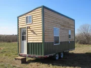 Tiny House Hunters Season3 EP Going Tiny to Travel, Tiny House Hunters Staffel3 EP Quer durchs Land
Carson (left) and Mel met while students at the University of Nebraska.  They love Lincoln but are excited to spend the next year traveling the country and writing about their experiences.  They hope to find a tiny house on wheels that will allow them to live off grid and realize their dream.