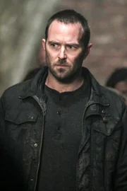 Sullivan Stapleton (Kurt Weller).