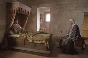 Trotz seiner Malaria-Erkrankung erlangt Franziskus (Mateusz Kosciukiewicz, links) eine Audienz bei Sultan Melek al-Kamil (Mehdi Moinzadeh, rechts). Illuminatus (Michele Balducci, Mitte) wacht an seinem Bett.