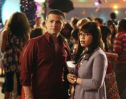 Betty (America Ferrera, r.) ist nach ihrer Trennung von Henry am Boden zerstört. Doch der Zufall will es, dass sie bei einem Schulball die Aufsicht übernimmt und dort auf Gio (Freddy Rodriguez, l.) trifft. Die beiden wagen einen gemeinsamen Tanz, und Betty muss sich eingestehen, dass ihre Gefühle für Gio stärker als gedacht sind ...