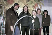 Friends of Gas ist derzeit eine der interessantesten Bands Deutschlands. Die Mischung aus Post-Punk mit Anleihen von Nirvana ist das Gegenteil von Kopfhörermusik.