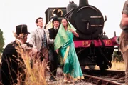 Die Eisenbahn erweist sich immer wieder als unzuverlässiges Fortbewegungsmittel (Pierce Brosnan, Eric Idle, Julia Nickson, v.l.n.r.)