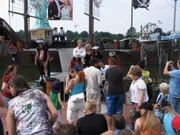 Fast 15.000 Besucher bevölkern auch bei 30 Grad im Schatten Deutschlands größten Freizeitpark, den Heide-Park-Soltau. Vier gigantische Achterbahnen, Delphinshows und über 40 weitere Fahrgeschäfte laufen auf Hochtouren.