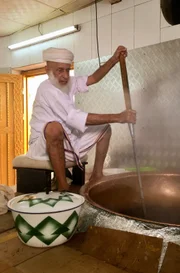 Im Stadtteil Matrah wird wird Halwa, die traditionelle Süßspeise der Omanis, in großen Kupferkesseln gekocht.