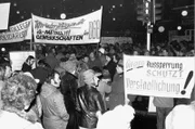 In einem langen Protestmarsch ziehen über 100 Stahlwerker von Thyssen in Oberhausen zur Hauptverwaltung ihres Werkes, aufgenommen am 1. Dezember 1978. Über 28 000 Stahlarbeiter in acht Betrieben Nordrhein-Westfalens und Niedersachsens sind seit dem 1.12.1978 ausgesperrt. Mit dieser Maßnahme beantworten die Arbeitgeber den seit 28.11.1978 andauernden Streik von 37 000 organisierten Stahlkochern für die stufenweise Einführung der 35-Stunden-Woche und fünf Prozent mehr Lohn und Gehalt. Damit ist der erste Arbeitskampf in der Stahlindustrie dieses Bereichs seit 50 Jahren in eine neue Phase getreten.