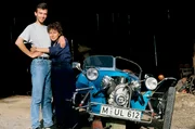 Pit (Ralf Komorr) und Susi (Maria Ketikidou) - das Paar aus dem "Traumauto" - plagen sich mit den kleinen und großen Problemen in Beruf und Beziehung. Pit ist ganz auf dem Aufsteiger-Trip: Mit seinen Mitte-20-Jahren schon in der Führungsetage einer großen Münchner Werbeagentur und immer im Dienst. Gemeinsam mit Susi wohnt er in einer großzügigen Wohnung.
Neben anderen Statussymbolen leistet man sich auch ein teures Auto, die In-Lokale und die Kleidung aus den In-Läden - alles schön und gut. Doch Susi ist nicht glücklich in ihrer Beziehung, in der nur noch oberflächliche Äußerlichkeiten im Mittelpunkt stehen. Die Konsequenz ist vorprogrammiert: Susi bricht aus und fährt in die einsame Welt der Berge...
(Kann für beide Teile verwendet werden)
