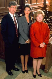 v.li.: Stell. Staatsanwalt Jack McCoy (Sam Waterston), Stellv. Staatsanwältin Abbie Carmichael (Angie Harmon), Bezirksstaatsanwalt Nora Lewin (Dianne Wiest)