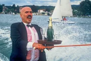 Ein Schloss am Wörthersee Staffel 2 Folge 6 Rasender Kellner: Otto W. Retzer als Josip Copyright: SRF/Lisa Film GmbH