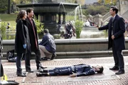 Haben einen kniffligen Mordfall: Dr. Henry Morgan (Ioan Gruffudd, M.), Detective Jo Martinez (Alana de la Garza, l.) und Detective Hanson (Donnie Keshawarz, r.) ...