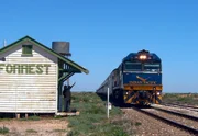 Forrest Bahnhof, eine Stadt an der längsten geraden Schienenstrecke der Welt: 475 Kilometer ohne jede Kurve. Die Stadt hat ganze zwei Einwohner.