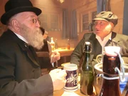 Der Berliner Feuilletonist und radikale Sozialdemokrat Kurt Eisner schürt den Revolutionsgedanken in Bayern. Bei seinen Wahlkampfveranstaltungen im Herbst 1918 in Münchner Wirtshäusern fordert er Frieden, Brot und den Sturz der Monarchie. Ein Spitzelnetzwerk der Bayerischen Polizei meldet Eisners angekündigte Umsturzpläne dem Bayerischen Innen- und Kriegsministerium.