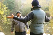 Wo findet man was Essbares im Wald? Wie macht man Feuer in der Wildnis? Wie findet man einen geeigneten Schlafplatz unter freiem Himmel? Für André Schubert (l.) und Jan Köppen beginnt ein Abenteuer.