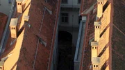 "Über den Dächern von Graz - Geschichten aus Österreich". Die einzigartigen Terracotta-Dächer der Grazer Altstadt zählen nicht nur zum historischen Weltkulturerbe, sondern bergen auch jede Menge Geheimnisse. Über und unter den roten Tonziegeln eröffnen sich lebendige, unerwartete und skurrile Welten. Die Dokumentation 'Über den Dächern von Graz' erforscht den spannenden Mikrokosmos an der Grazer 'Dachgrenze'.