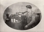 Thomas Alva Edison ist als genialer Erfinder in die Geschichtsbücher eingegangen. Gleichzeitig galt er aber auch als skrupelloser Geschäftsmann. Er lebte von 1847 bis 1931.
