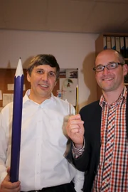 Moderator Prof. Mark Miodownik mit Prof. Andrei Geim, der das Material Graphen entdeckte, indem er einen Bleistift benutzte.