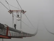 Bauarbeiten an der Yangtze-Brücke in Nanjing, China. Die Hängebrücke wird hauptsächlich von den beiden Kabeln getragen.