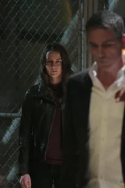 (v.l.n.r.) Root (Amy Acker); John Reese (Jim Caviezel)