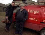 Bert Large (Ian McNeice, r.) hat Ärger mit seinem Sohn, denn Al (Joe Absolom, l.) will partout studieren. Doch als Vater wünscht er sich, dass sein Betrieb in der Hand der Familie bleibt ...