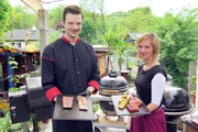 Die "X:enius"-Moderatoren Emilie Langlade und Adrian Pflug mit ihrem Grillgut