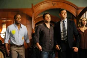 V.l.: Gus Guster (Dulé Hill), Shawn Spencer (James Roday), Carlton Lassiter (Timothy Omundson), Juliet (Maggie Lawson)