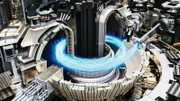 Bildunterschrift:
Im Internationalen Thermonuklearen Experimentellen Reaktor, kurz ITER genannt, wird Wasserstoff auf rund 150 Millionen Grad Celsius erhitzt, bis ein Plasma entsteht. Nur auf der Sonne wäre es dafür sonst heiß genug.