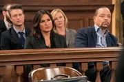 V.l.: Detective Sonny Carisi (Peter Scanavino), Lieutenant Olivia Benson (Mariska Hargitay), Detective Amanda Rollins (Kelli Giddish), Detective Odafin "Fin" Tutuola (Ice T)