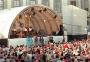 Eine ganze Stadt im Musik- und Tanzrausch, so lieben es die Fans des größten Weltmusikfestivals Europas. Unzählige Konzerte und Straßenmusik auf 20 großen und kleinen Bühnen, rund um die Uhr und aus aller Herren Länder.