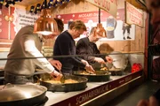 Kaiserschmarrn Kochen am Salzburger Christkindlmarkt - ein süßes Erlebnis anderer Art für den dänischen Spitzenkoch Søren Selin.