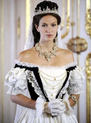 PHOENIX SISI - MYTHOS EINER MÄRCHENPRINZESSIN, am Sonntag (27.10.13) um 22:30 Uhr.
Sisi - Mythos einer Märchenprinzessin Elisabeth (Mia Florentine Weiss) posiert in ungarischer Krönungsrobe im Prunksaal von Gödöllö.