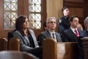 Die Ermittler (v.l.) Olivia Benson (Mariska Hargitay), Sergeant Munch (Richard Belzer) und A.D.A Rafael Barba (Raúl Esparza) der Sondereinheit für Sexualdelikte wittern eine Verschwörung gegen ihren Kollegen, welcher sich vor Gericht verantworten muss.