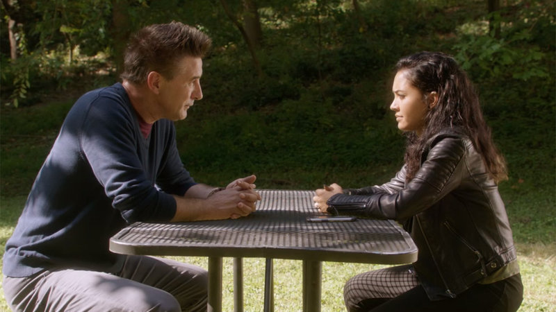 Während MacGyver und Jack versuchen, einen berüchtigten Kunstraubhändler ins Netz zu locken, trifft Riley (Tristin Mays, r.) auf ihren entfremdeten Vater Elwood (William Baldwin, l.) ...