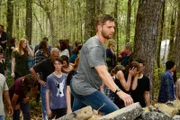 Nachdem Barbie und seine Freunde den Kokons entkommen sind, müssen sie sich wieder mit der Situation abfinden, unter der Kuppel gefangen zu sein (v.li.: Colin Ford, Mike Vogel, Mackenzie Lintz, Max Ehrich).
