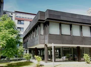 PHOENIX DIPLOMATIE IM MAUERSCHATTEN, "Bonns Filiale in Ostberlin", am Sonntag (02.11.14) um 14:45 Uhr. Die "Ständige Vertretung", eine bundesdeutsche Exklave auf DDR-Gebiet, war ein Unikum, das von 1974 bis zum 3. Oktober 1990 währte. Die diplomatische Vertretung entwickelte sich auch zu einer Begegnungsstätte zwischen Ost und West: für Literaten, Staatskünstler, Disidenten und Funktionäre.  Das Gartenhaus der "Ständigen Vertretung", in dem Empfänge und Veranstaltungen stattfanden. In den 90er Jahren wurden dort DDR-Bürger untergebracht, die in der Vertretung Zuflucht gesucht hatten.