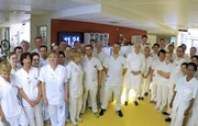 Das Intensiv-Team der Uniklinik Freiburg – mit modernsten Geräten kämpfen sie täglich um das Leben der Patienten.