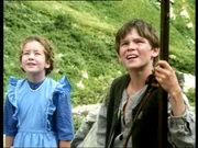 Heidi (Noley Thornton) und der Geissen-Peter (Ben Brazier) geniessen das Leben in den Bergen.