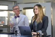 Ihr Vater, der berühmte 'Science Guy' Bill Nye (Bill Nye, l.), versucht alles, um Patterson (Ashley Johnson, r.) mit der zerstörten Tattoo Datenbank zu helfen. Haben die beiden Tüftler eine Chance?