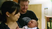 Die 31-jährige hat Theresa die Geburt hinter sich gebracht. Zeit für den 34-jährigen Jörg, seine Frau und sein Kind nach Hause zu bringen. Nun wartet die Großfamilie auf dem Familienhof auf Neuigkeiten.Die 31-jährige hat Theresa die Geburt hinter sich gebracht. Zeit für den 34-jährigen Jörg, seine Frau und sein Kind nach Hause zu bringen. Nun wartet die Groüfamilie auf dem Familienhof auf Neuigkeiten.