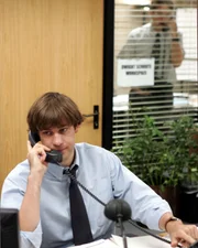 Jim (John Krasinski) macht den Telefondienst.