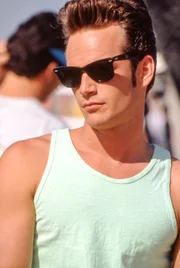 Luke Perry (Dylan).