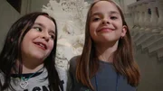 Lisa und Martha sehen Dornröschen beim Schlafen zu.