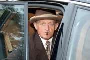 Die Olsenbande ist zurück und hält im sachsen-anhaltinischen Burgenlandkreis ein ganzes Dorf auf Trab. Denn in Würchwitz hat der ehemalige Biolehrer Helmut „Humus“ Pöschel, zusammen mit dem Dorfschmied, dem ehemaligen Bürgermeister, einem Zahnarzt, einem Malermeister und einer Bankangestellten den kultigen Krimiklamauk aus Dänemark wieder belebt.
Friedrich-Karl Steinbach als Egon Olsen.
(Foto für alle Folgen)