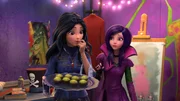 Evie supplie Mal de l''aider à arranger les cupcakes qu''elle a préparés.