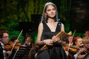 So jung und schon ein Star von morgen: Adriana Babin aus Moldawien spielt mit großer Virtuosität und betörender Klangschönheit die mitreißend exotischen Rumänischen Volkstänze von Bela Bartok.