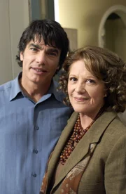 Peter Gallagher (Sandy Cohen), Linda Lavin (Sophie).