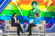 Sandra Maischberger (l) diskutiert mit Annegret Kramp-Karrenbauer (CDU Parteivorsitzende).