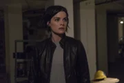 Ahnt nicht, dass der schreckliche Tag mit all seinen Hiobsbotschaften noch lange nicht zu Ende ist: Jane (Jaimie Alexander) ...