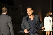 Kommissar Javier Falcón gespielt von Marton Csokas.
